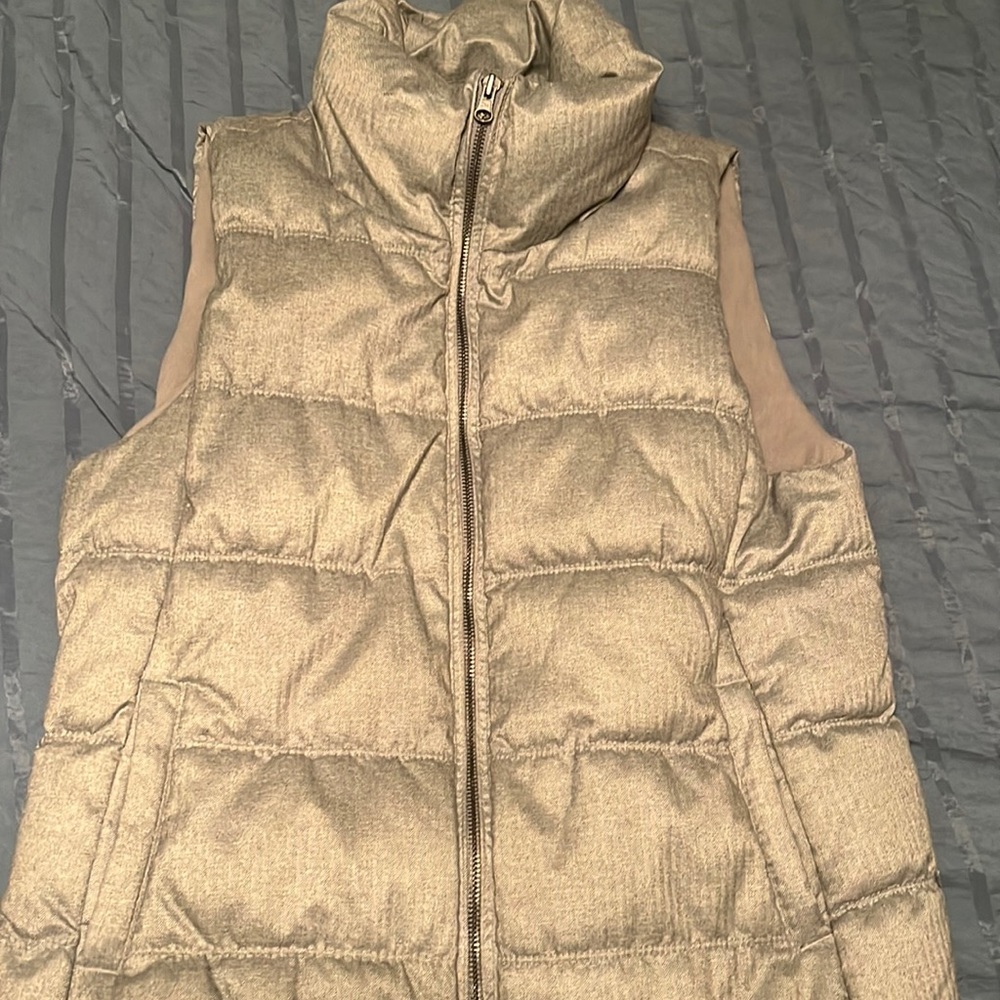 Women’s zip up puffy vest